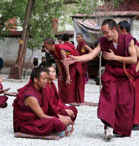 monks-at-sera
